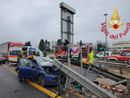 Auto finisce contro la cuspide del casello sull'A9 a Grandate: un ferito grave Auto finisce contro la cuspide del casello sull'A9 a Grandate: un ferito grave