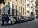 La polizia locale in via Cavour: sullo sfondo l'ambulanza