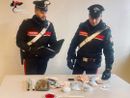 Cocaina e denaro in casa, cinquantaseienne in manette