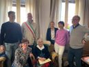Giuseppina Porrini festeggiata dal sindaco e dai famigliari Giuseppina Porrini festeggiata dal sindaco e dai famigliari