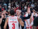 Esulta anche coach Giannis Kastritis insieme a Elijah Mitrou-Long (foto Matteo Averna)