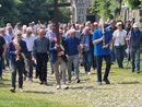 Gli amministratori varesini e non solo salgono lungo il viale delle Cappelle Gli amministratori varesini e non solo salgono lungo il viale delle Cappelle