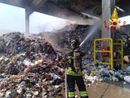 Vigili del fuoco al lavoro per spegnere l'incendio in una dotta di rifiuti a Cermenate Vigili del fuoco al lavoro per spegnere l'incendio in una dotta di rifiuti a Cermenate