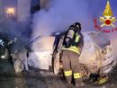 L'auto divorata delle fiamme in via De Amicis a Cittiglio