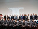 I meccanici del futuro dell'Isis Newton di Varese si mettono alla prova durante il loro percorso scolastico grazie al progetto Toyota Tech School. Sotto i referenti del progetto e gli ospiti dell'Isis con il dirigente scolastico Marzagalli e il sindaco Galimberti