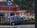 L'auto finita nella rotonda tra la stazione e l'imbarcadero di Laveno L'auto finita nella rotonda tra la stazione e l'imbarcadero di Laveno