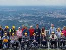 In una foto tutto il bello della gita al Sacro Monte di alcuni ospiti della Fondazione Comi di Luino In una foto tutto il bello della gita al Sacro Monte di alcuni ospiti della Fondazione Comi di Luino