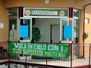 Lo striscione dedicato alla maestra Nika affisso all'ingresso della scuola di Ranco