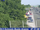 I soccorritori sul luogo dell'incidente (foto webcam Autostrade per l'Italia) I soccorritori sul luogo dell'incidente (foto webcam Autostrade per l'Italia)