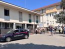 I carabinieri davanti all'ospedale di Angera I carabinieri davanti all'ospedale di Angera