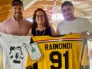 Daniela Colonna Preti tra Edoardo Raimondi e Alessio Piroso che hanno donato alla presidentessa della Polha una parte del ricavato della festa d'addio all'hockey del numero 91 giallonero Daniela Colonna Preti tra Edoardo Raimondi e Alessio Piroso che hanno donato alla presidentessa della Polha una parte del ricavato della festa d'addio all'hockey del numero 91 giallonero