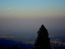 Cappa di foschia e afa dovuta all'anticiclone africano sulla provincia di Varese e sulla pianura padana vista dal Campo dei Fiori (Foto P.Valisa - Astrogeo) Cappa di foschia e afa dovuta all'anticiclone africano sulla provincia di Varese e sulla pianura padana vista dal Campo dei Fiori (Foto P.Valisa - Astrogeo)