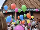 I palloncini prendono il volo davanti alla chiesa di San Carlo a Varese in direzione Venezia. Sotto in gallery alcuni dei disegni atterrati in Laguna dopo il lungo volo iniziato nei cieli della Città Giardino I palloncini prendono il volo davanti alla chiesa di San Carlo a Varese in direzione Venezia. Sotto in gallery alcuni dei disegni atterrati in Laguna dopo il lungo volo iniziato nei cieli della Città Giardino