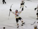 L'urlo di Dennis Perino, 20 anni, fa esplodere l'Acinque Ice Arena L'urlo di Dennis Perino, 20 anni, fa esplodere l'Acinque Ice Arena
