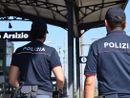 VIDEO. Rapinarono e accoltellarono un turista americano su un treno a San Giuliano Milanese: presi a Busto due tunisini