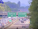 A8 bloccata verso Milano: un'auto si è ribaltata A8 bloccata verso Milano: un'auto si è ribaltata