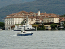 Lago Maggiore, la polizia salva tre ragazze in difficoltà a duecento metri dalla riva Lago Maggiore, la polizia salva tre ragazze in difficoltà a duecento metri dalla riva