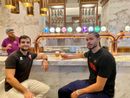 Il general manager Maks Horowitz con Olivier Nkamhoua