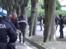 Un momento degli scontri (foto Polizia di Stato) Un momento degli scontri (foto Polizia di Stato)