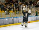 Rocco Perla applaudito dall'Acinque Ice Arena a fine gara, dopo la vittoria in amichevole dell'Aosta che in porta schiera l'ex portiere dei trionfi gialloneri (Fotografia Galbiati) Rocco Perla applaudito dall'Acinque Ice Arena a fine gara, dopo la vittoria in amichevole dell'Aosta che in porta schiera l'ex portiere dei trionfi gialloneri (Fotografia Galbiati)