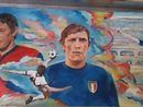 Il murale di Leggiuno dedicato a Gigi Riva Il murale di Leggiuno dedicato a Gigi Riva