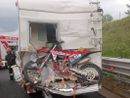 Il camper tamponato dal pullman sull'Autostrada dei Laghi (foto tratta da IlSaronno.it)