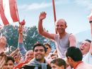 Il Peo in festa per una promozione del Grande Varese sulla copertina del libro di Stefano Affolti "Peo Maroso, leggenda del calcio bandiera del Varese" (Pietro Macchione Editore) Il Peo in festa per una promozione del Grande Varese sulla copertina del libro di Stefano Affolti "Peo Maroso, leggenda del calcio bandiera del Varese" (Pietro Macchione Editore)