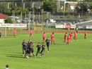 Tutti su Valisena dopo il gran gol dell'1-0 su punizione Tutti su Valisena dopo il gran gol dell'1-0 su punizione