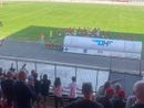 Applausi finali della curva e del pubblico di Masnago al Varese Applausi finali della curva e del pubblico di Masnago al Varese