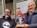 Nella foto da sinistra: Roberto Zocchi (vice sindaco Gavirate), Massimo Parola (sindaco di Gavirate) e Renzo Oldani (presidente S.C.Binda) con il trofeo che verrà assegnato al vincitore della Tre Valli Varesine Nella foto da sinistra: Roberto Zocchi (vice sindaco Gavirate), Massimo Parola (sindaco di Gavirate) e Renzo Oldani (presidente S.C.Binda) con il trofeo che verrà assegnato al vincitore della Tre Valli Varesine