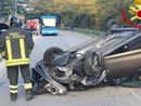 L'auto ribaltata in via Gaggio a Varese dopo l'incidente stradale L'auto ribaltata in via Gaggio a Varese dopo l'incidente stradale