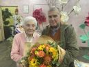 Alla signora Luigia un omaggio floreale dal presidente di ASFARM Fabio Mangini
