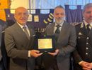 Il maresciallo maggiore Salvatore Giuseppe Manca premiato dal prefetto di Varese Salvatore Pasquariello