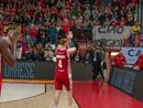 Nico Mannion applaude il pubblico di Varese