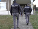 La polizia durante l'operazione La polizia durante l'operazione