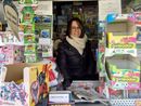 Francesca Zovadelli, che gestisce insieme a Mauro Albini l'edicola in viale Borri, ha un sorriso per tutti