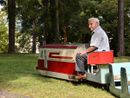 Alfredo Bianco da 50 anni alla guida del trenino ai Giardini Estensi. Sotto in gallery il figlio Stefano e Adelmo Venturelli, fondatore dell'attrazione più amata dai bambini di Varese