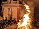 Torna a bruciare il falò di Sant'Antonio in piazza della Motta