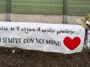Sparito lo striscione in memoria del ragazzo morto in autostrada: l’appello degli amici