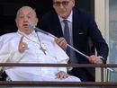 Papa Francesco mentre si affaccia dal Gemelli dopo il lungo ricovero iniziato il 14 febbraio Papa Francesco mentre si affaccia dal Gemelli dopo il lungo ricovero iniziato il 14 febbraio