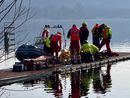 I soccorsi in azione alla Canottieri Varese per soccorrere la persona precipitata nel lago con un aliante