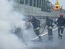 FOTO. Veicolo in fiamme sull'Autostrada dei Laghi tra Busto e Castellanza