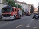 Abitazione in fiamme in via Veratti: vigili del fuoco in azione e strada chiusa