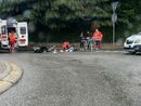 FOTO. Cade dal motorino alla rotonda, ferita una donna di 39 anni a Gallarate