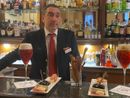 Marco Olivieri, esperto barman da vent'anni al Palace, con due &quot;Sbagliatissimi&quot; al bancone del bar interno