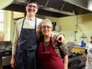 Gabriele Somaruga, cuoco e proprietario del locale con mamma Vittoria Pol in cucina (foto Chiodetti) Gabriele Somaruga, cuoco e proprietario del locale con mamma Vittoria Pol in cucina (foto Chiodetti)