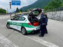 Sessantenne guida mentre si beve una birra: patente ritirata