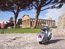 La Vespa davanti alle rovine di Paestum e, là sullo sfondo, Alberto Bortoluzzi di spalle La Vespa davanti alle rovine di Paestum e, là sullo sfondo, Alberto Bortoluzzi di spalle