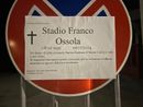 Il cartello comparso fuori dal Franco Ossola oltre a uno striscione contro l'amministrazione comunale