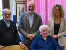La festeggiata Regina riva tra il sindaco di Brebbia Brughera e il sindaco di Besozzo Coghetto (foto dalla pagina Facebook del Comune di Brebbia)